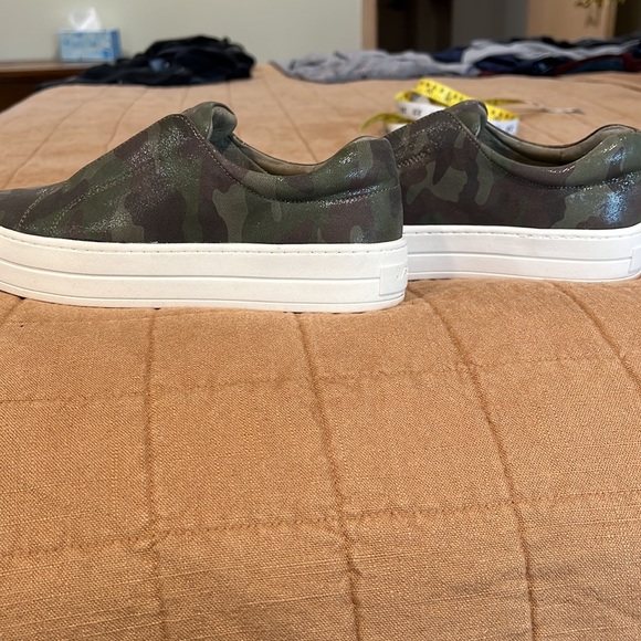 NWOT Leather, camo JSlides from Nordstrom.  In new condition.  Size 8 - Picture 4 of 5